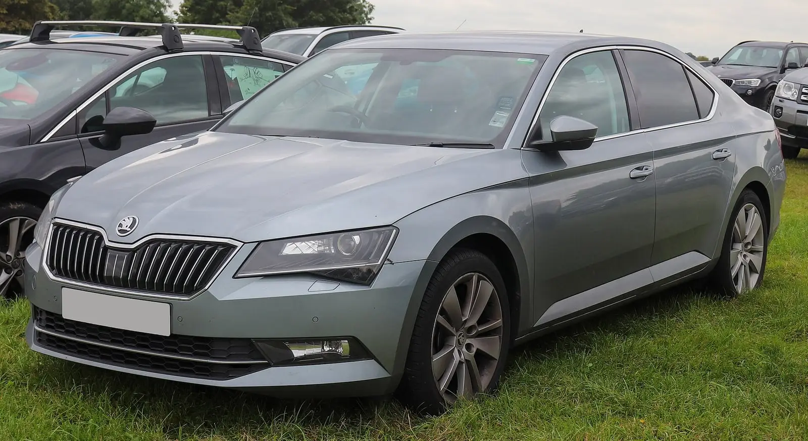 Škoda Superb 3 (III) u sivoj boji, pogled sprijeda sa strane