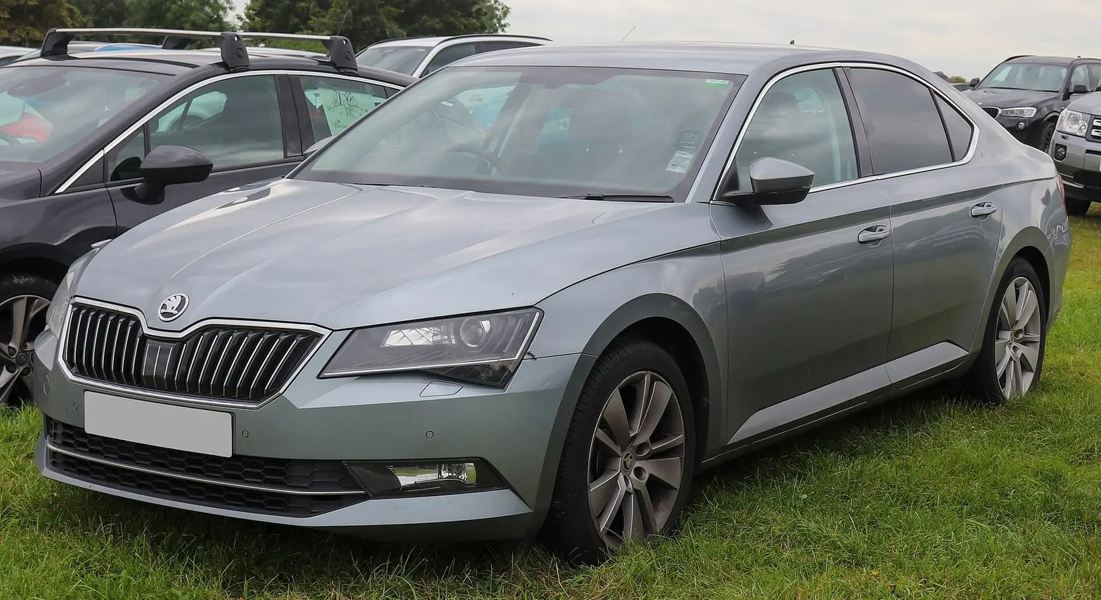 Škoda Superb 3 (III) u sivoj boji, pogled sprijeda sa strane