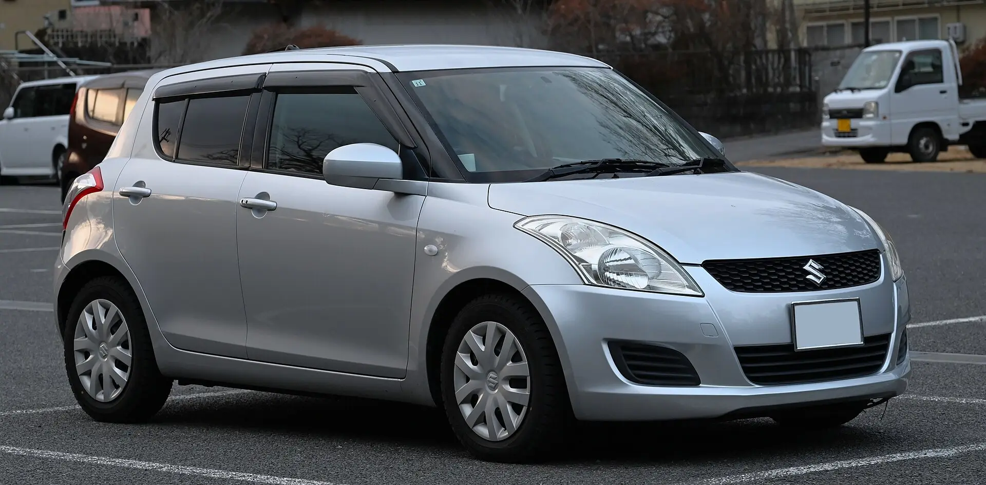 Suzuki Swift četvrte generacije (2010.–2013.) u srebrnoj boji, pogled sprijeda sa strane