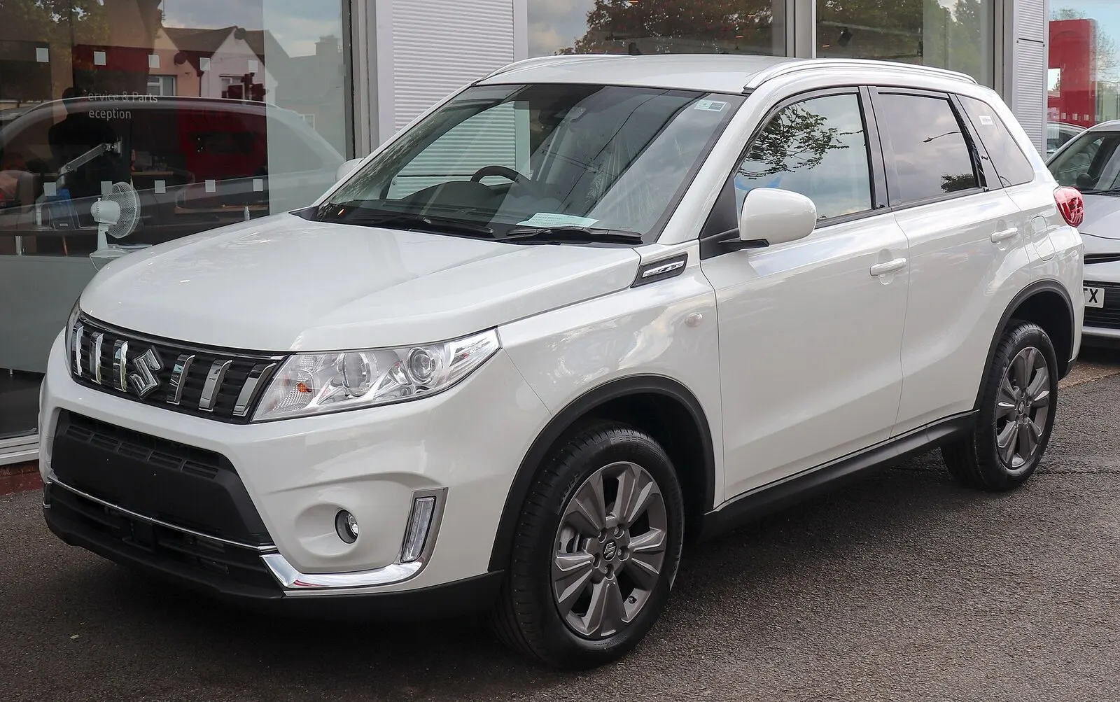 Suzuki Vitara (2019., nakon faceliftinga) u bijeloj boji, pogled sprijeda sa strane