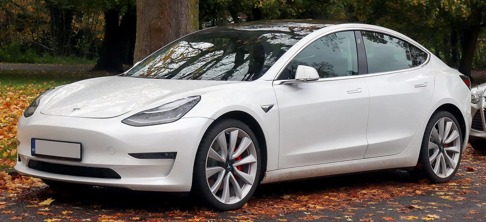 Tesla Model 3 Performance (2019.) u bijeloj boji, pogled sprijeda sa strane