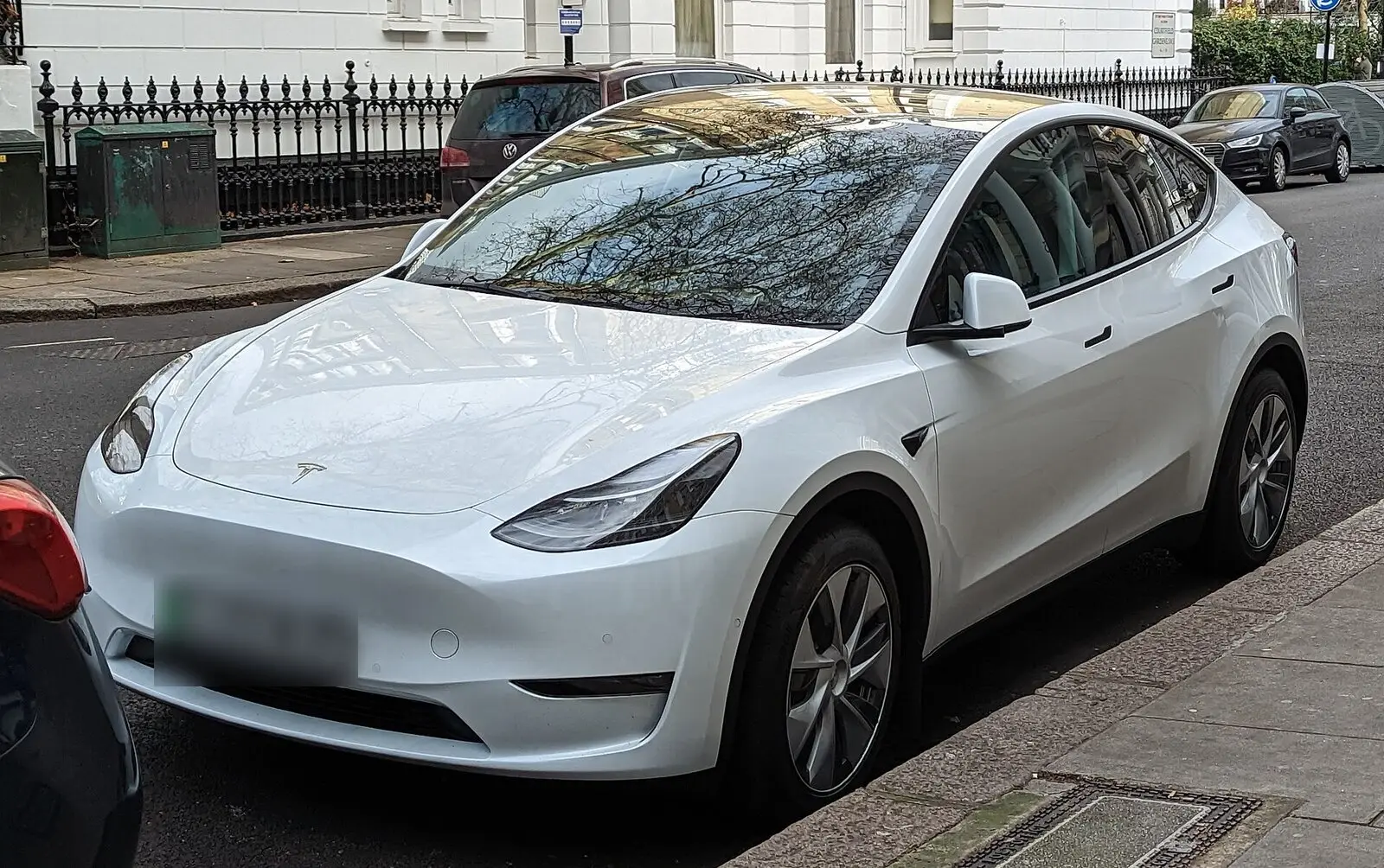 Tesla Model Y Long Range AWD (2022.) u bijeloj boji, pogled sprijeda sa strane