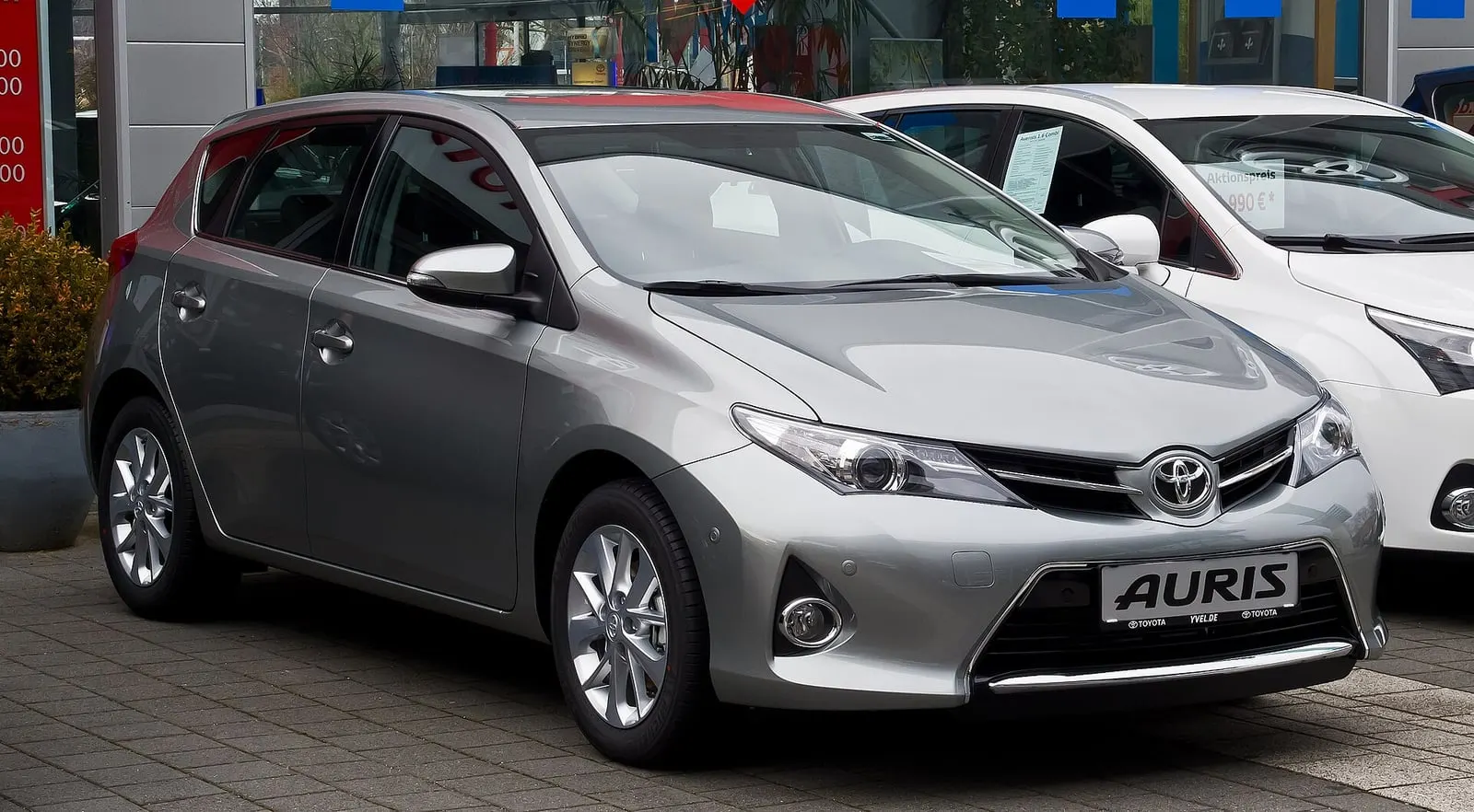 Toyota Auris 2 (E180) u srebrnoj boji, pogled sprijeda sa strane