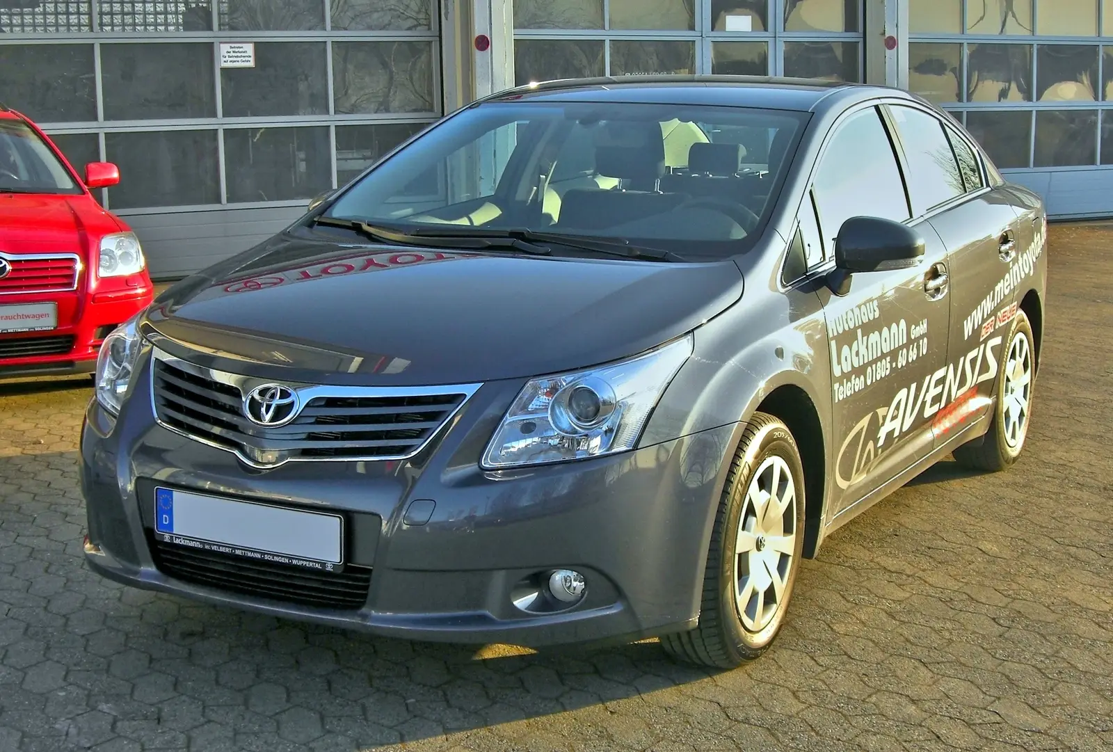 Toyota Avensis treće generacije (T27) limuzina u sivoj boji, pogled sprijeda sa strane