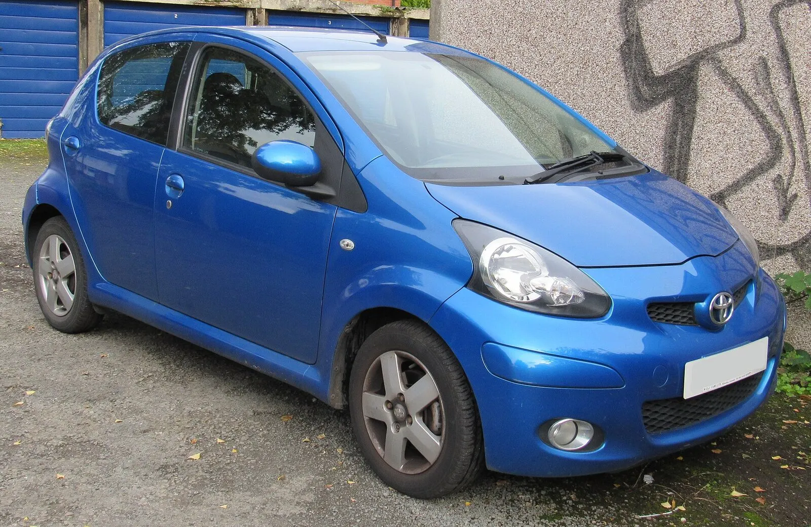Toyota Aygo prve generacije (2010.) u plavoj boji, pogled sprijeda sa strane