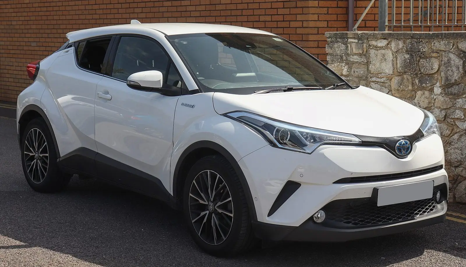 Toyota C-HR Hybrid prve generacije u bijeloj boji, pogled sprijeda sa strane