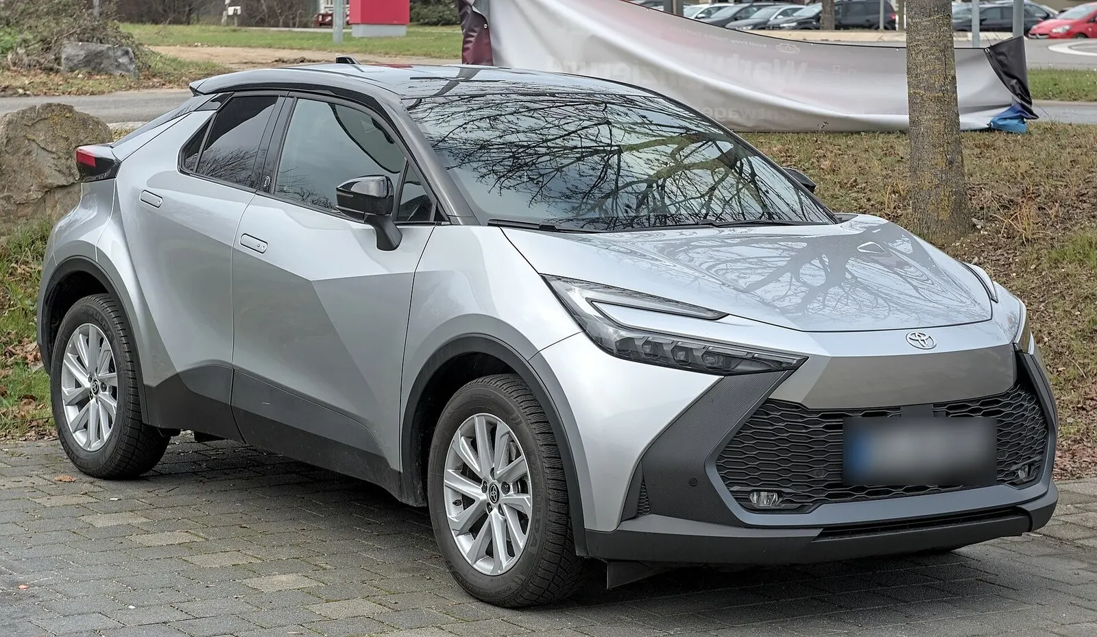 Toyota C-HR Hybrid druge generacije (AX20) u srebrnoj boji, pogled sprijeda sa strane