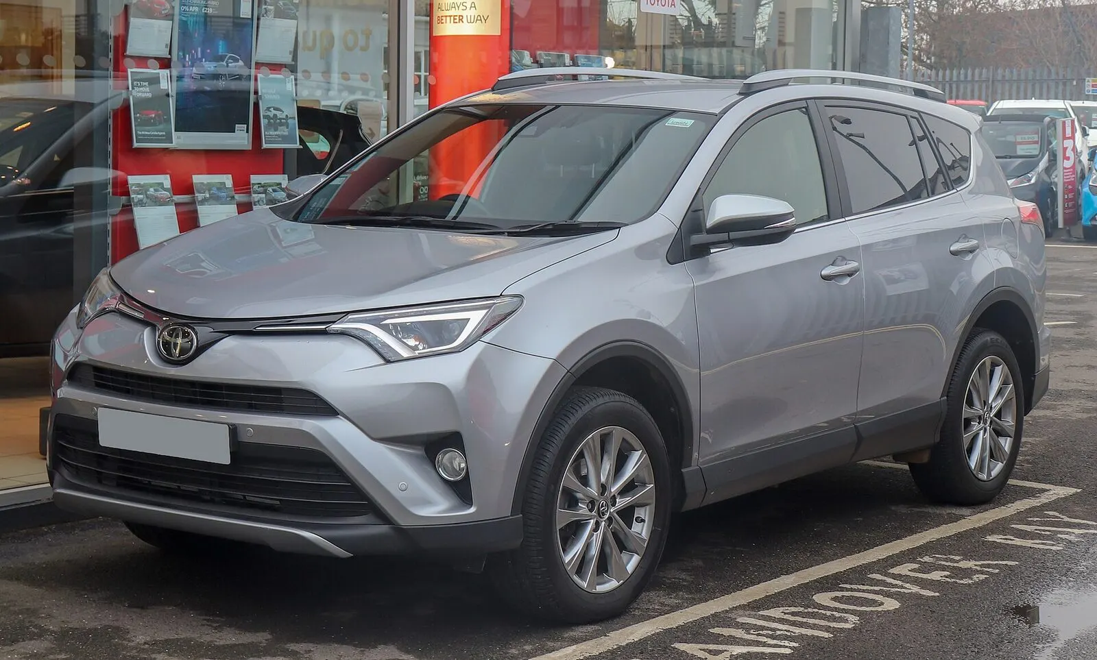 Toyota RAV4 četvrte generacije nakon faceliftinga (2017.) u srebrnoj boji, pogled sprijeda sa strane