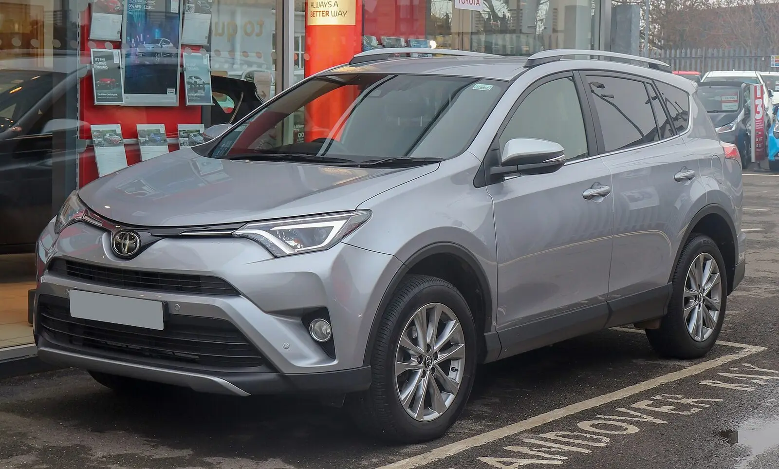 Toyota RAV4 četvrte generacije nakon faceliftinga (2017.) u srebrnoj boji, pogled sprijeda sa strane