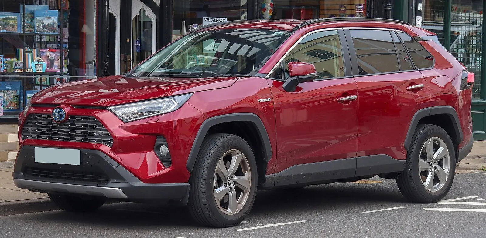 Toyota RAV4 Hybrid pete generacije (XA50, 2019.) u crvenoj boji, pogled sprijeda sa strane