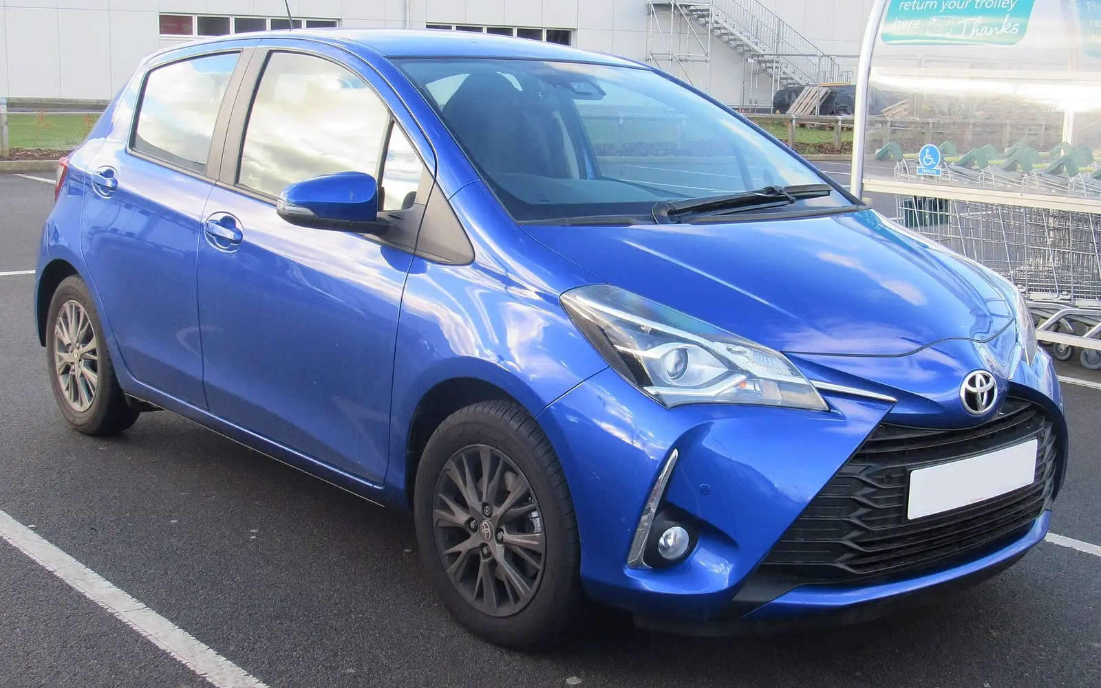 Toyota Yaris 3 (XP130, facelift) u plavoj boji, pogled sprijeda sa strane