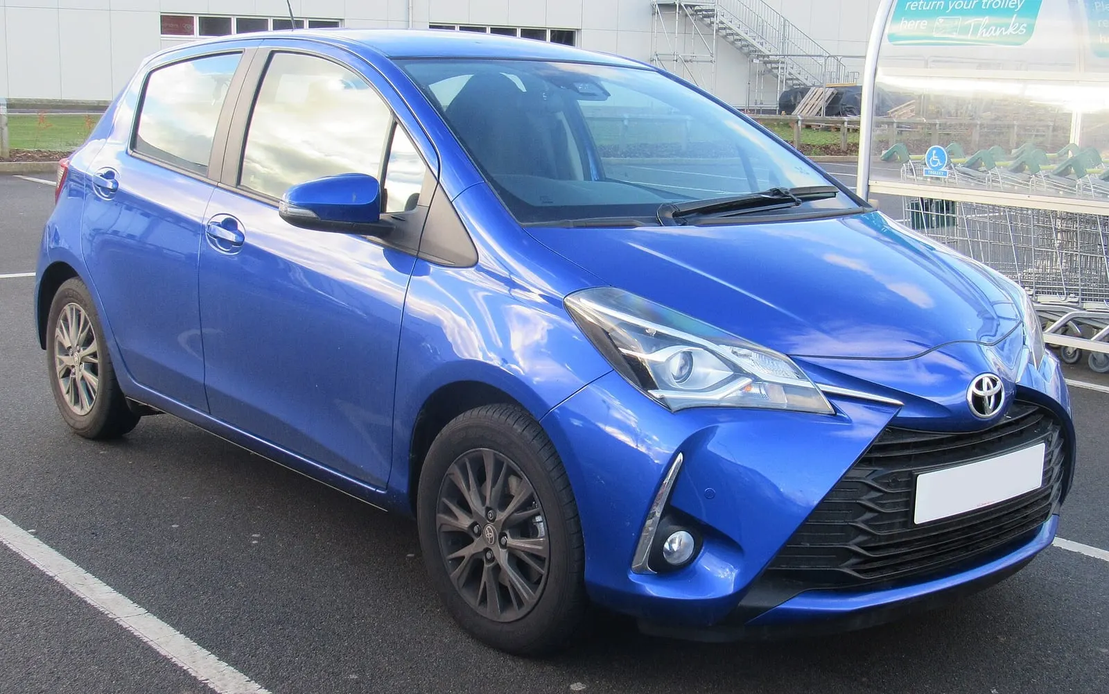 Toyota Yaris 3 (XP130, facelift) u plavoj boji, pogled sprijeda sa strane