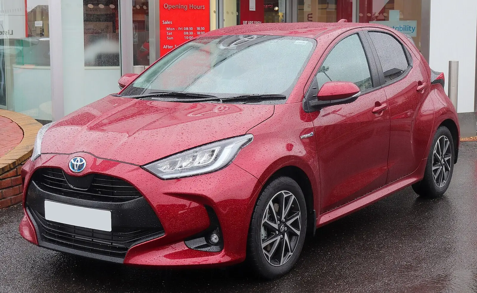 Toyota Yaris Hybrid četvrte generacije (XP210, 2020.) u crvenoj boji, pogled sprijeda sa strane