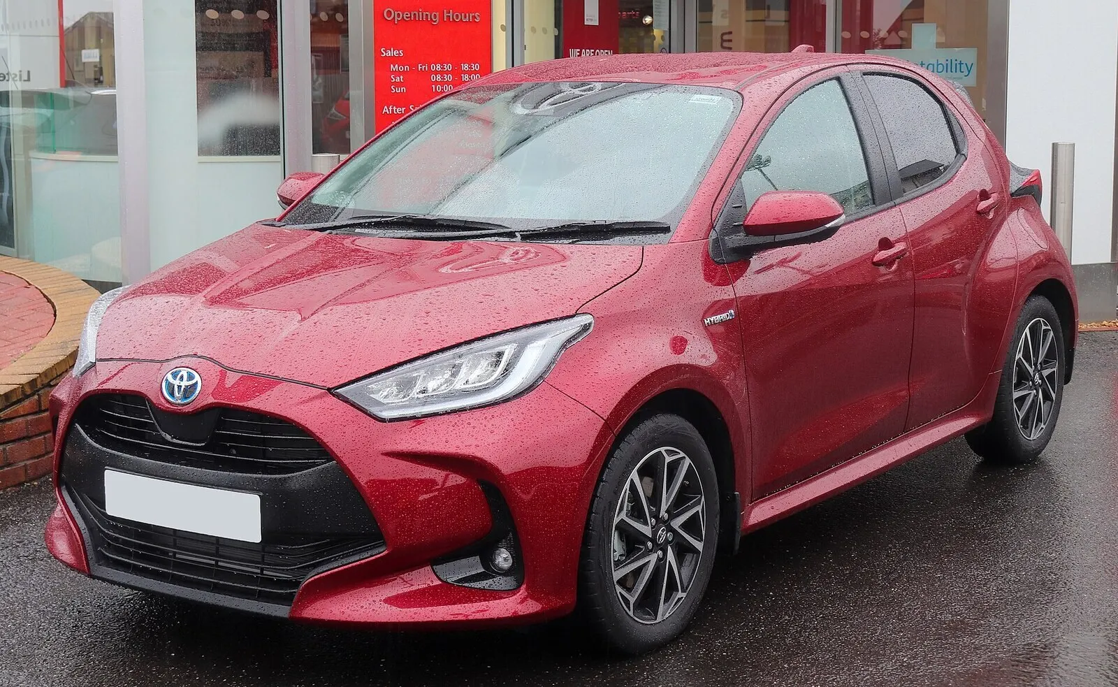 Toyota Yaris Hybrid četvrte generacije (XP210, 2020.) u crvenoj boji, pogled sprijeda sa strane