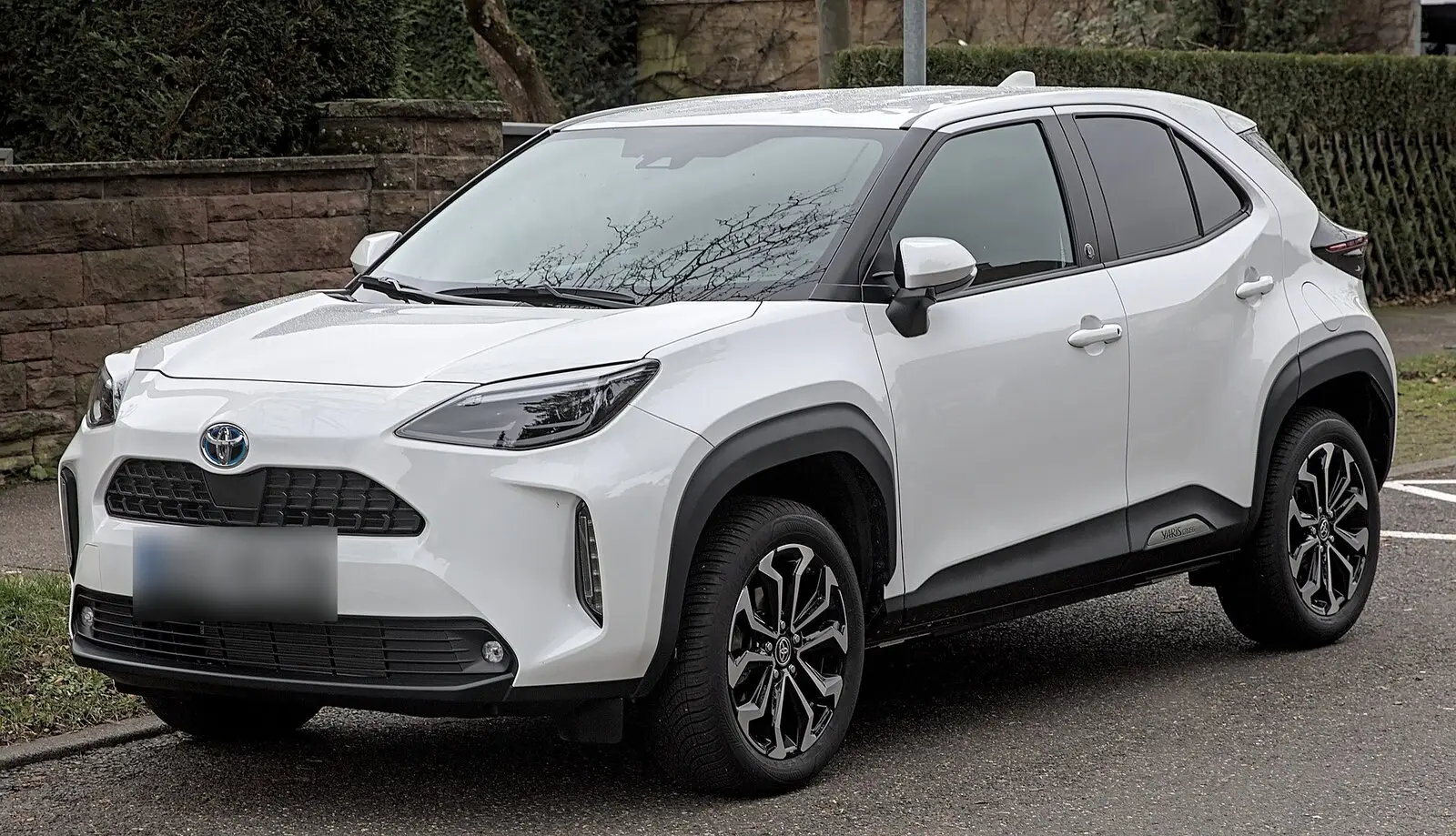 Toyota Yaris Cross Hybrid (XP210) u bijeloj boji, pogled sprijeda sa strane