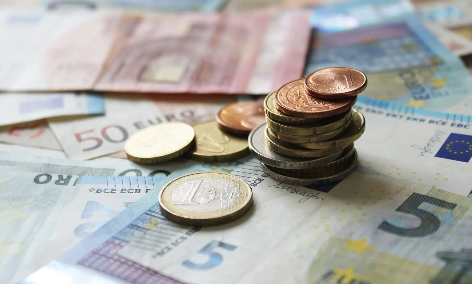 Euro novčanice i kovanice na stolu
