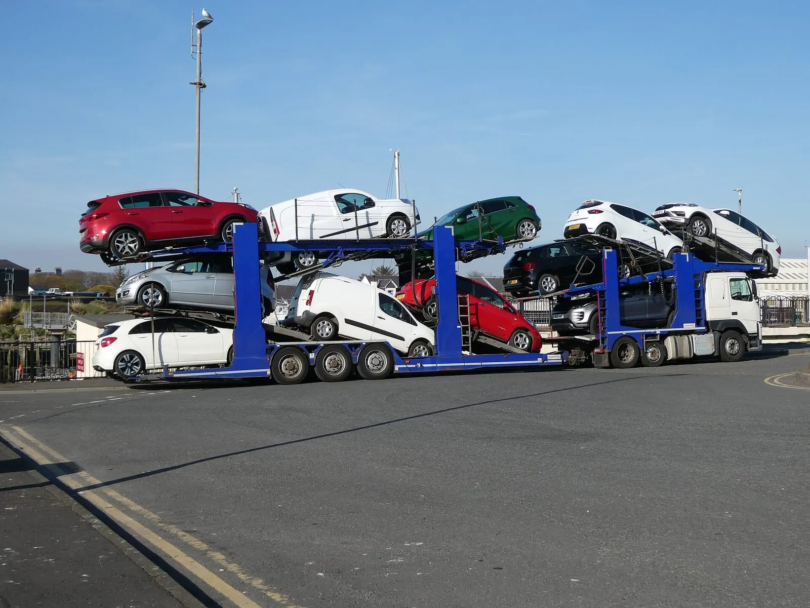 Kamion autotransporter natovaren rabljenim automobilima