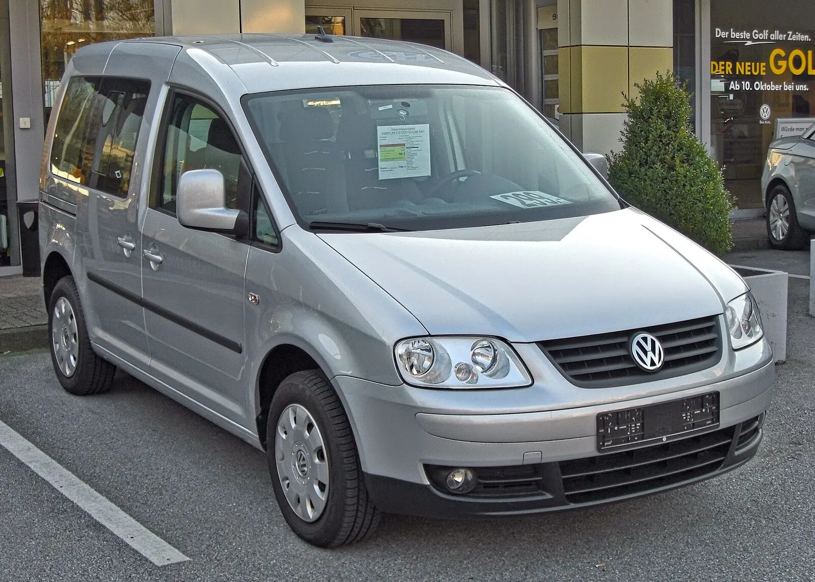 Volkswagen Caddy Life treće generacije u srebrnoj boji, pogled sprijeda sa strane