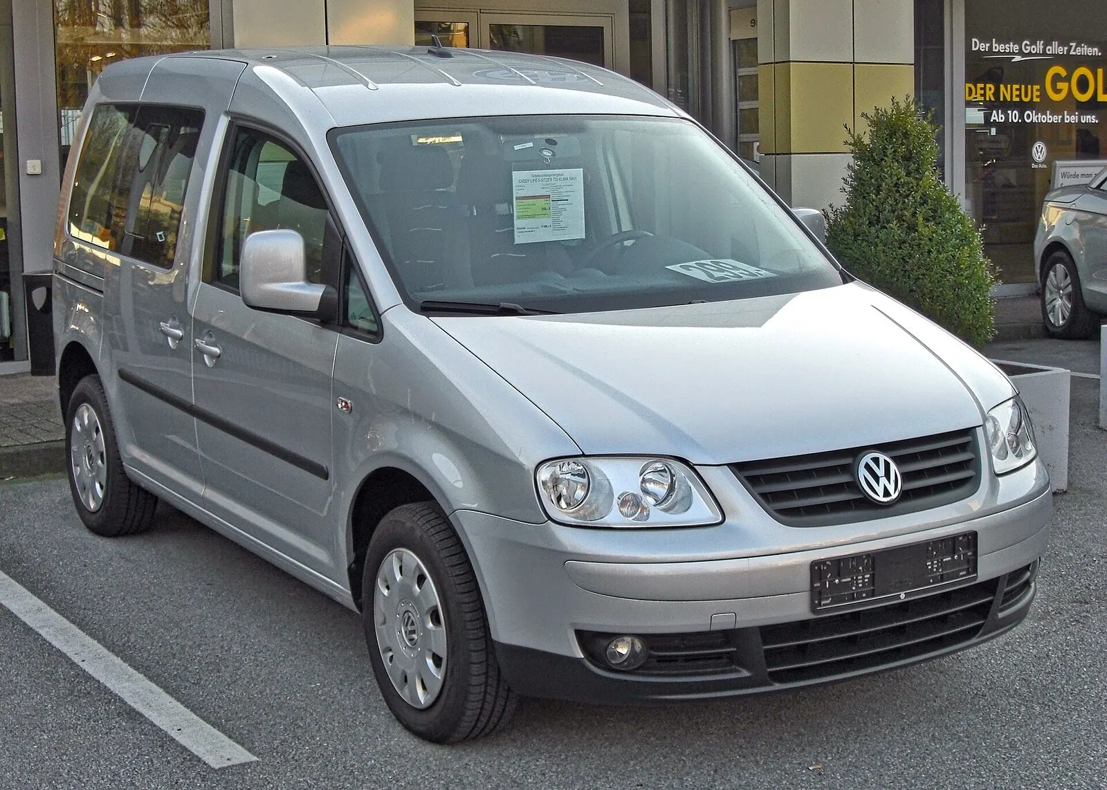 Volkswagen Caddy Life treće generacije u srebrnoj boji, pogled sprijeda sa strane