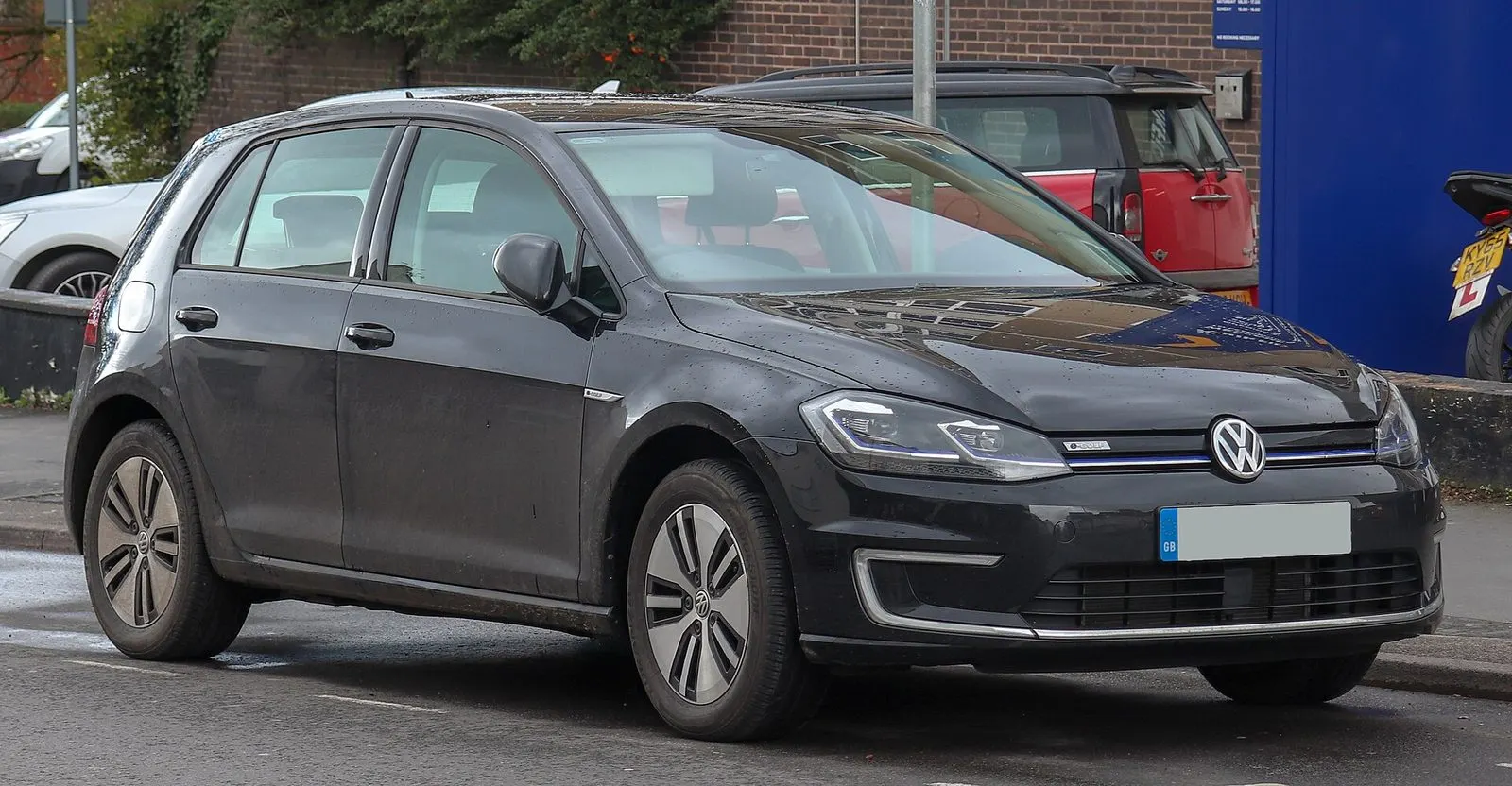 Volkswagen e-Golf (facelift, 35,8 kWh) u crnoj boji, pogled sprijeda sa strane