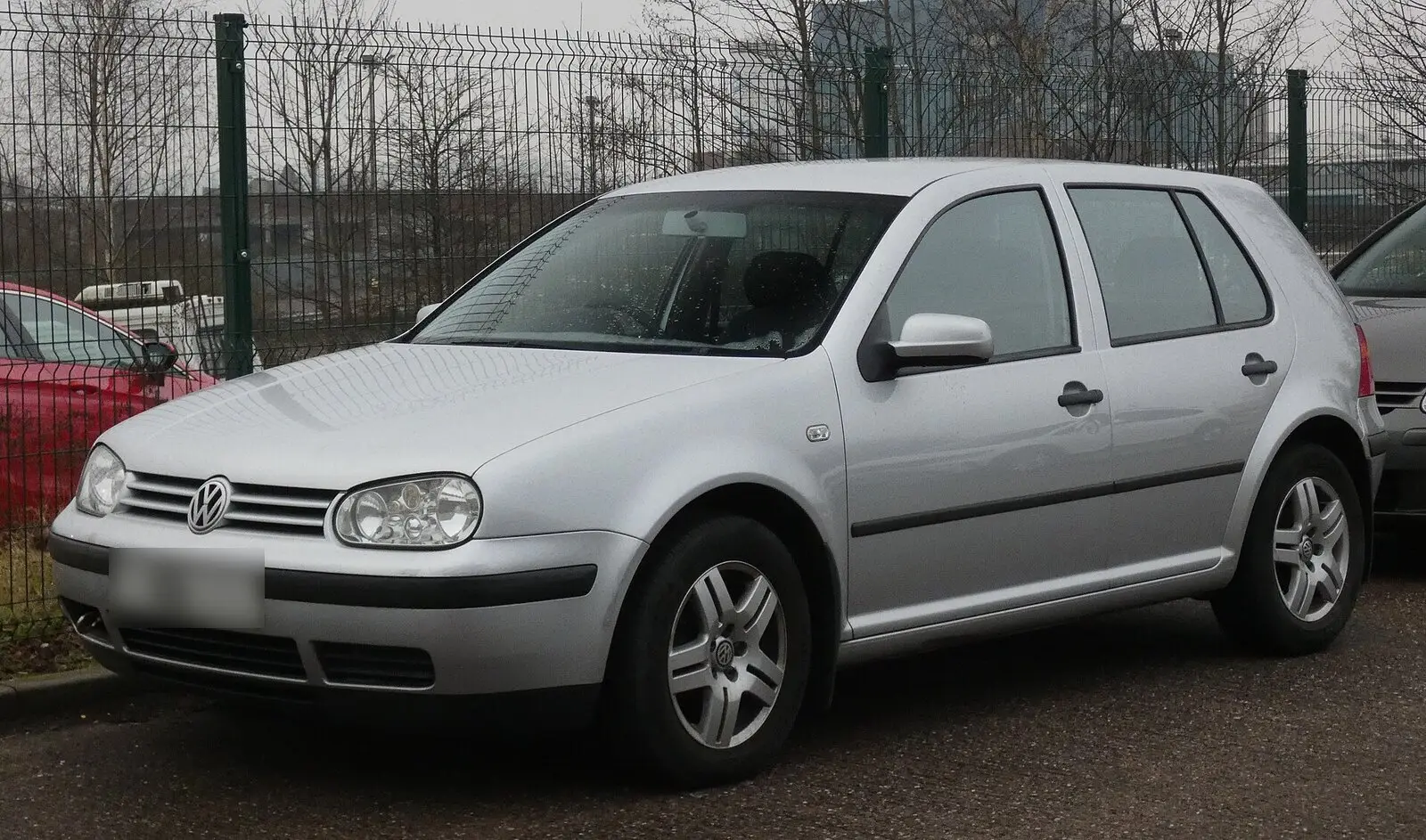 Volkswagen Golf 4 s petero vrata (2003.) u srebrnoj boji, pogled sprijeda sa strane