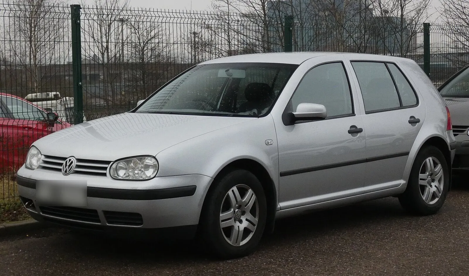 Volkswagen Golf 4 s petero vrata (2003.) u srebrnoj boji, pogled sprijeda sa strane