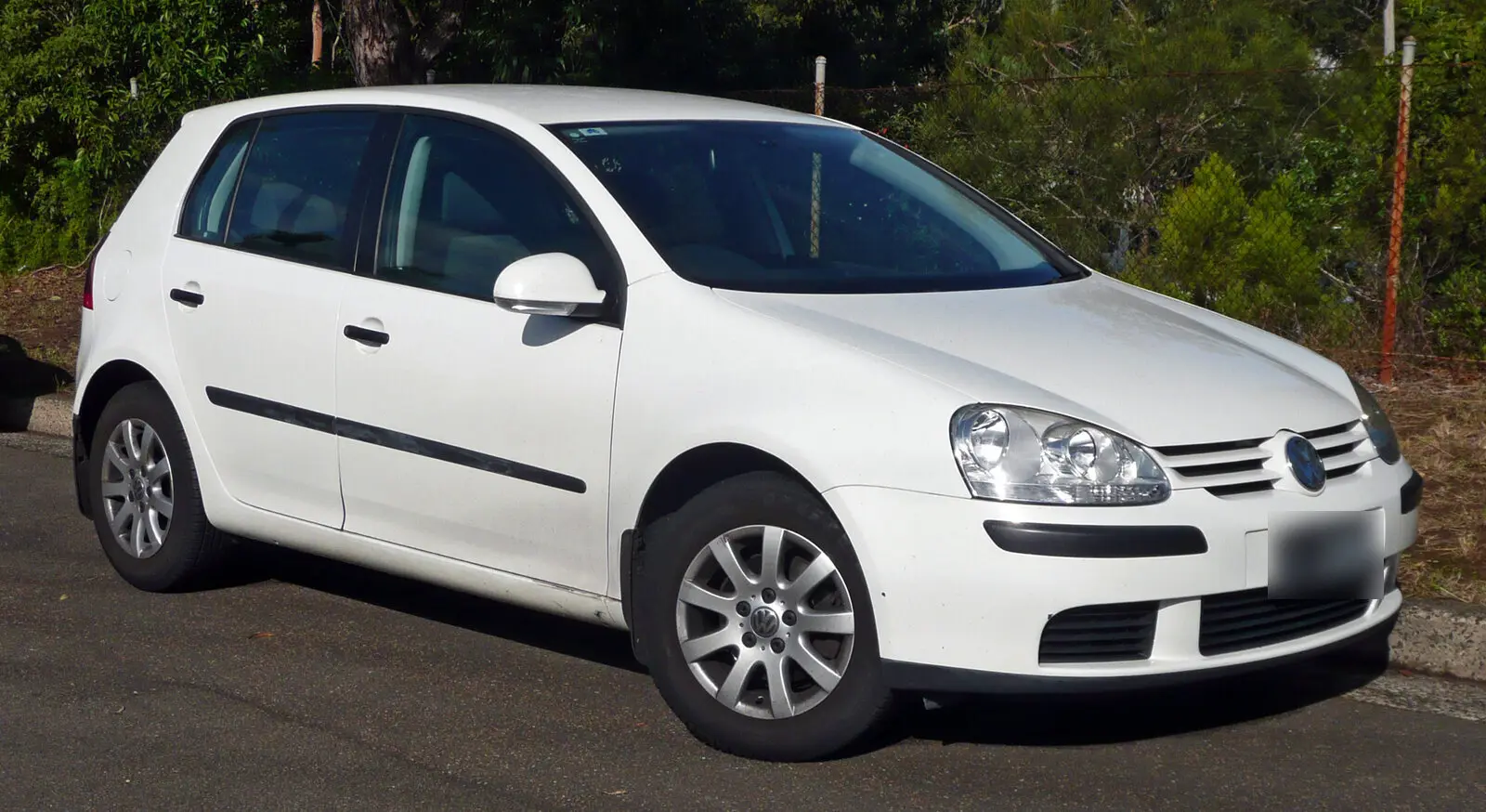 Volkswagen Golf pete generacije (1K) Comfortline s pet vrata u bijeloj boji, pogled sprijeda sa strane