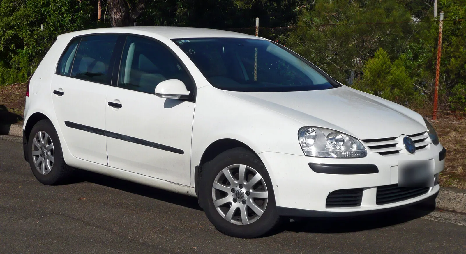 Volkswagen Golf pete generacije (1K) Comfortline s pet vrata u bijeloj boji, pogled sprijeda sa strane