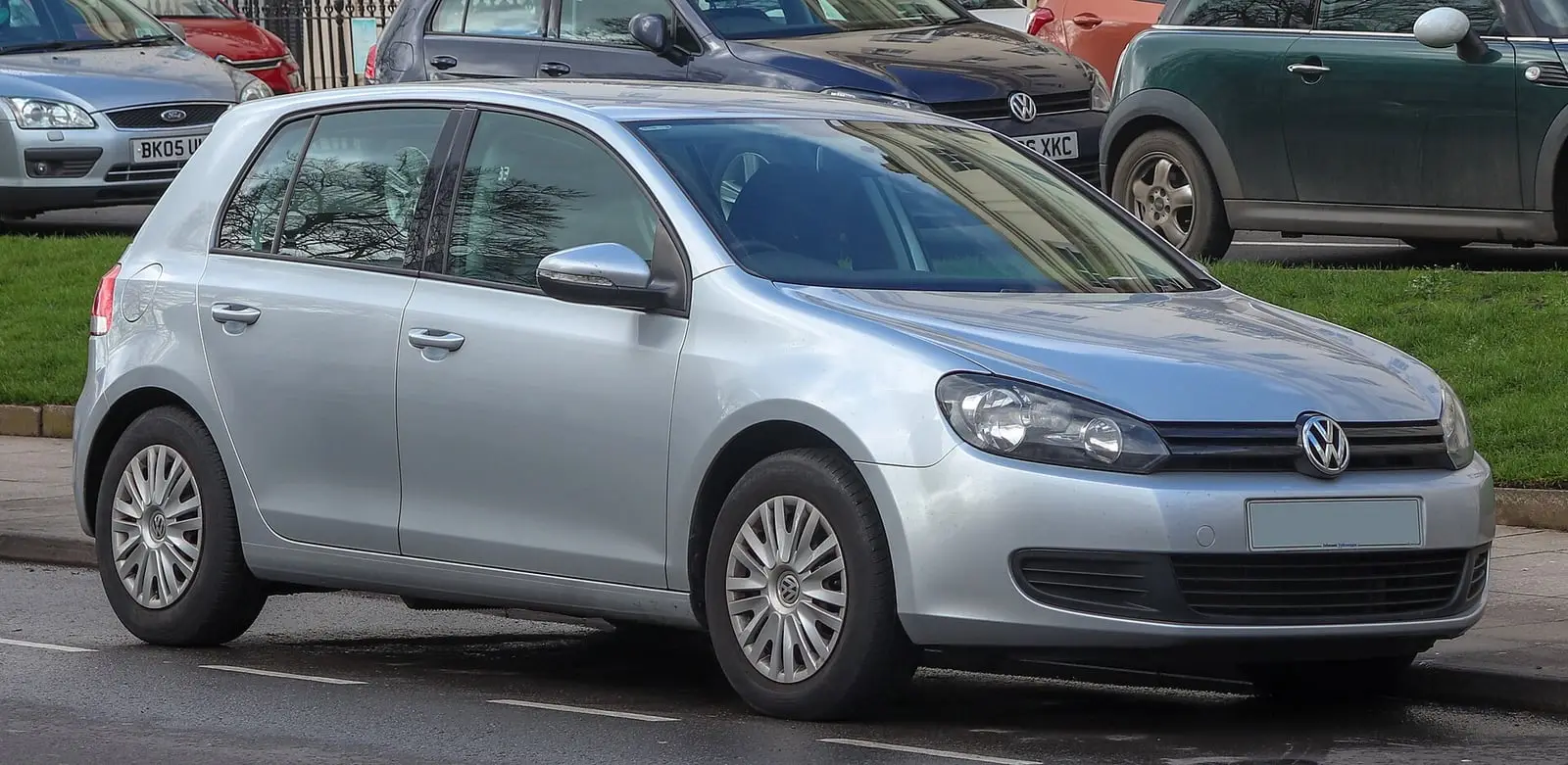 Volkswagen Golf 6 (VI) u srebrnoj boji, pogled sprijeda sa strane