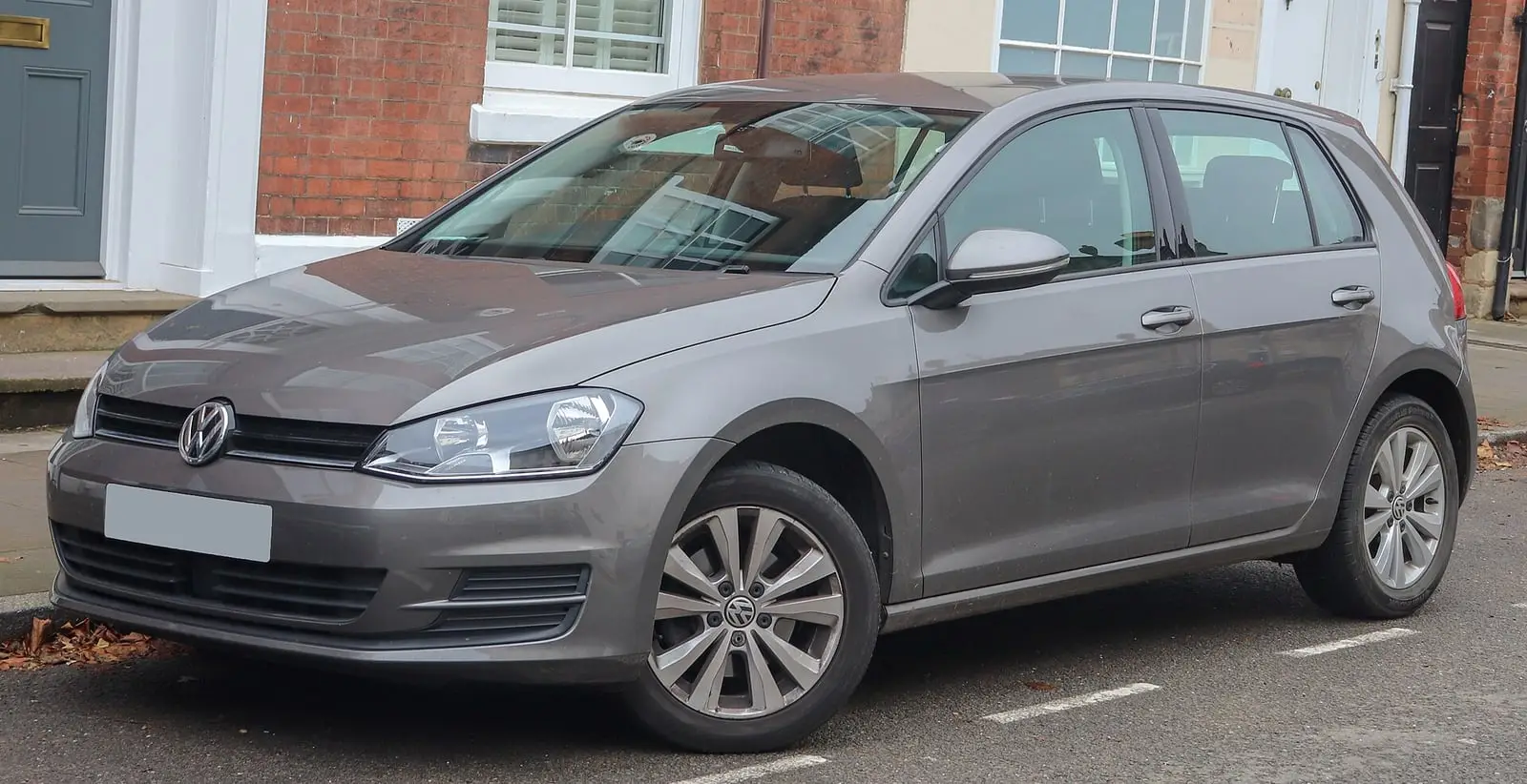 Volkswagen Golf 7 (VII) u sivoj boji, pogled sprijeda sa strane
