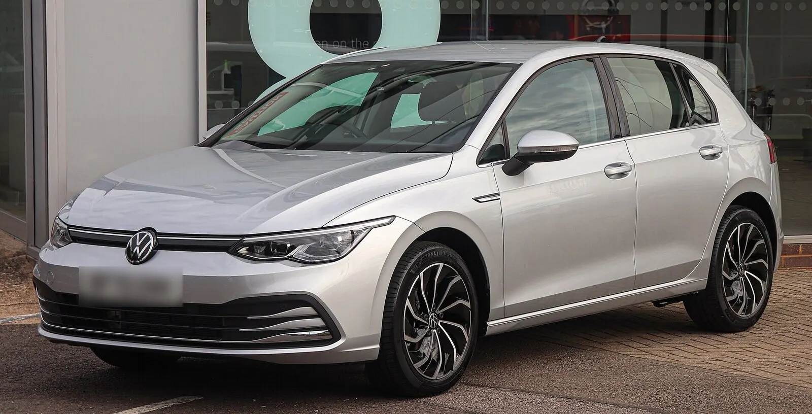 Volkswagen Golf 8 Style (2020.) u srebrnoj boji, pogled sprijeda sa strane