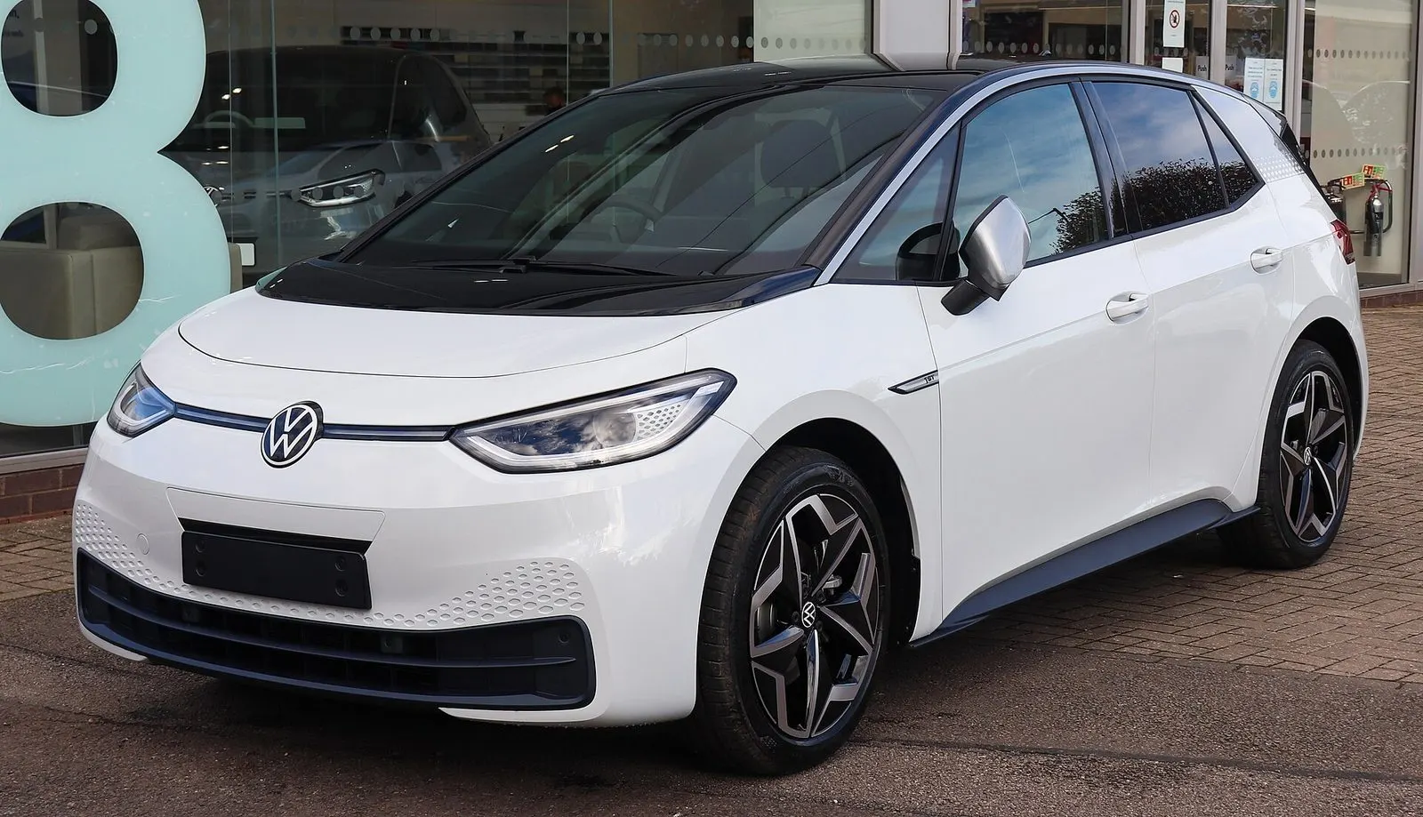 Volkswagen ID.3 1st (2020.) u bijeloj boji s crnim krovom, pogled sprijeda sa strane