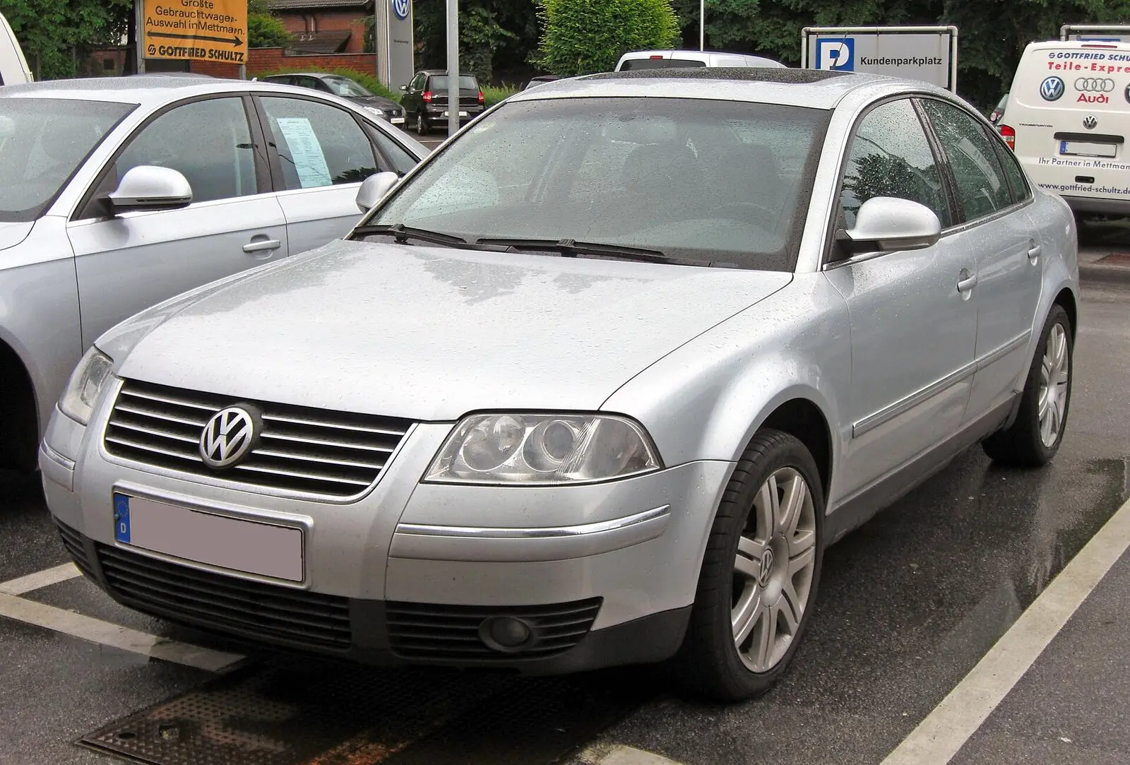 Volkswagen Passat B5.5 limuzina u srebrnoj boji, pogled sprijeda sa strane