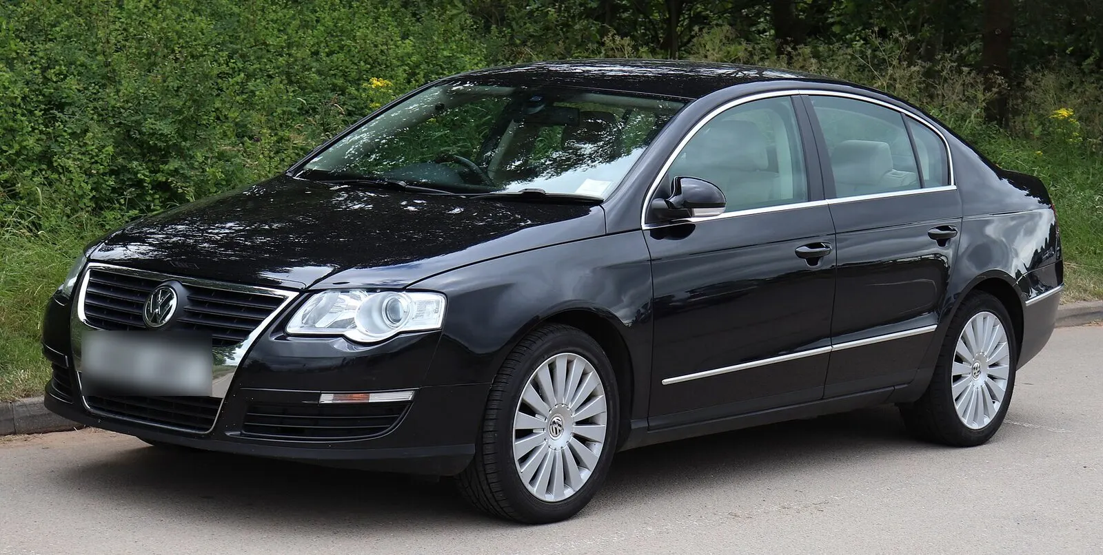 Volkswagen Passat B6 limuzina Highline (2010.) u crnoj boji, pogled sprijeda sa strane