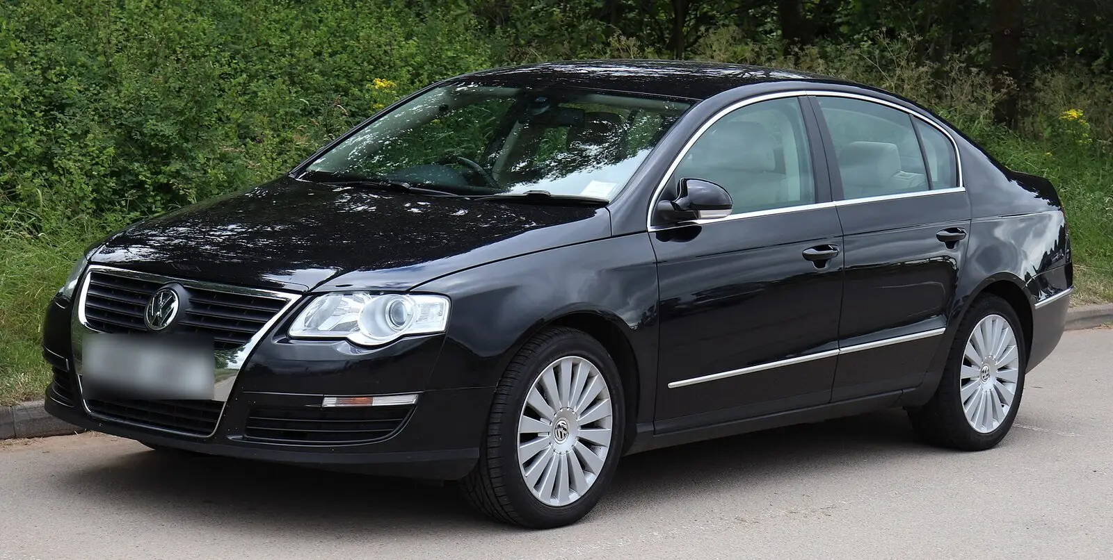 Volkswagen Passat B6 limuzina Highline (2010.) u crnoj boji, pogled sprijeda sa strane