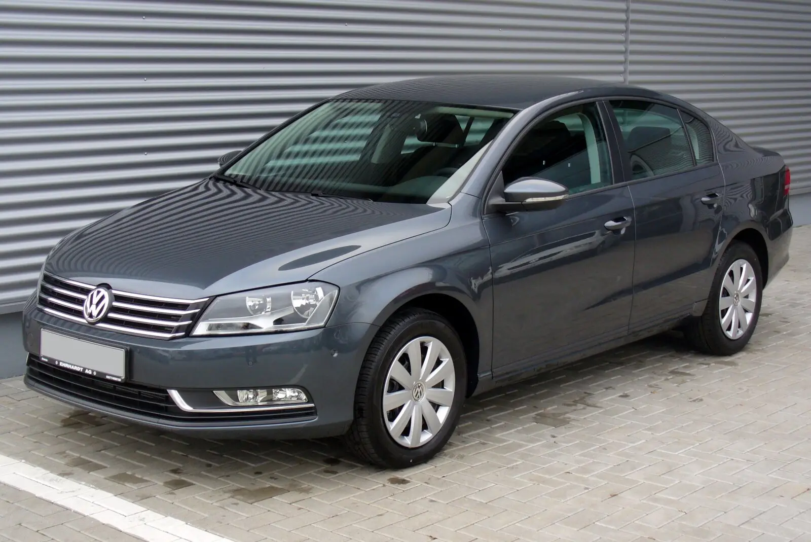 Volkswagen Passat B7 limuzina 1.4 TSI Trendline u sivoj boji, pogled sprijeda sa strane