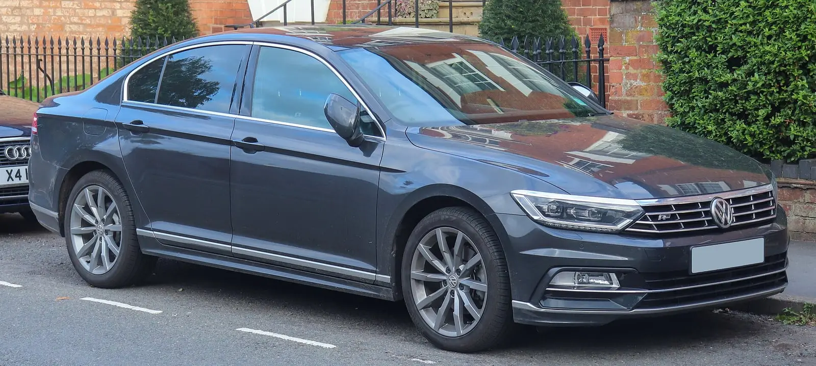 Volkswagen Passat B8 limuzina u tamnosivoj boji, pogled sprijeda sa strane