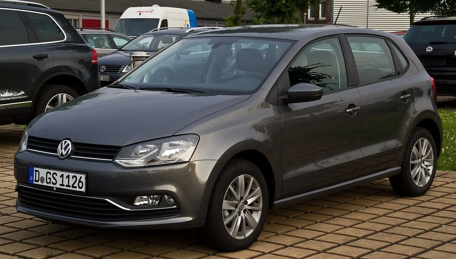 Volkswagen Polo 5 (6C, facelift) u sivoj boji, pogled sprijeda sa strane