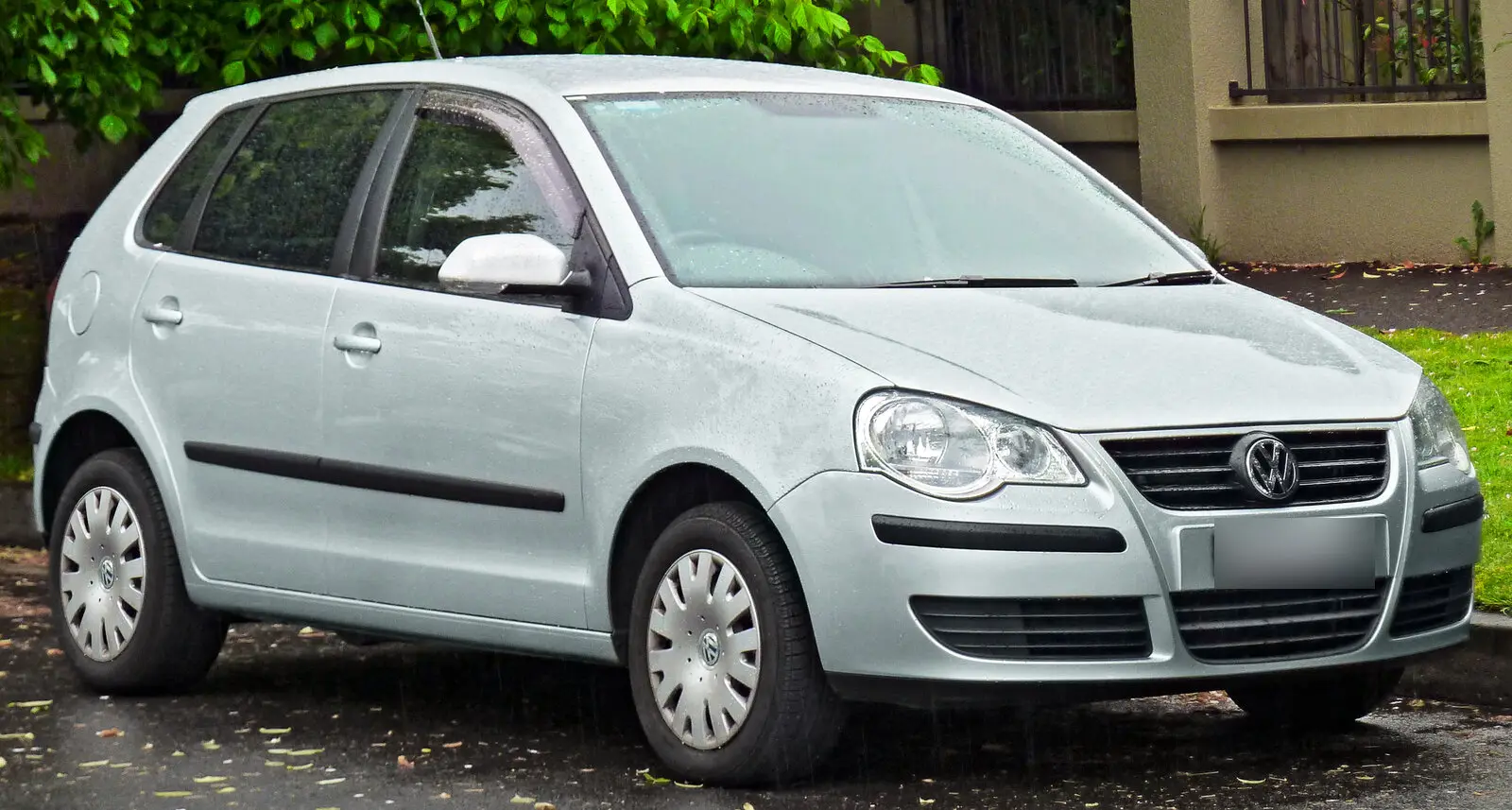 Volkswagen Polo 9N3 (2005.–2008.) u srebrnoj boji, pogled sprijeda sa strane