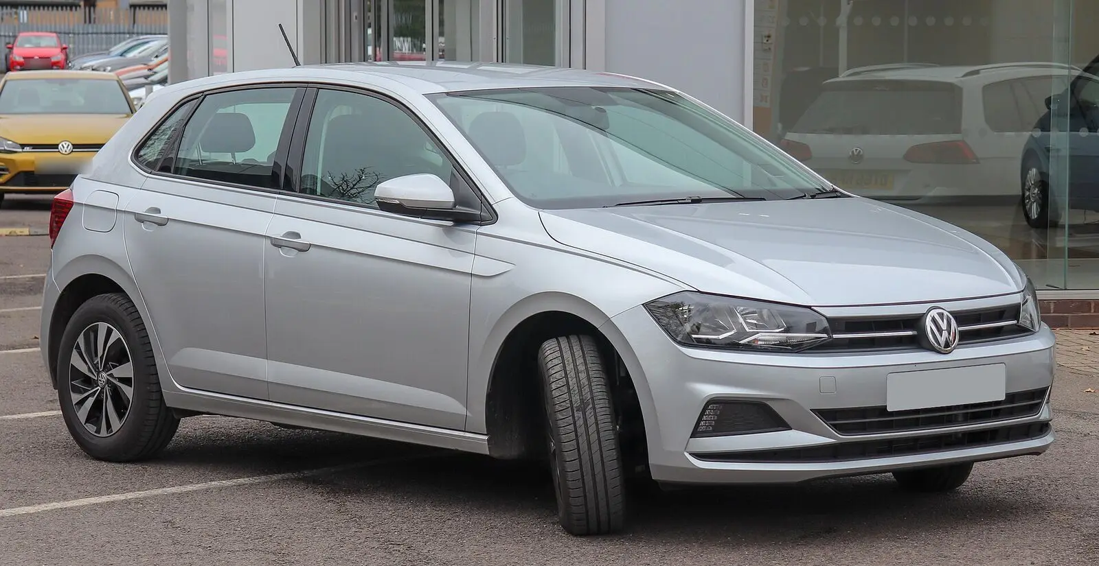 Volkswagen Polo šeste generacije (AW, 2018.) u srebrnoj boji, pogled sprijeda sa strane
