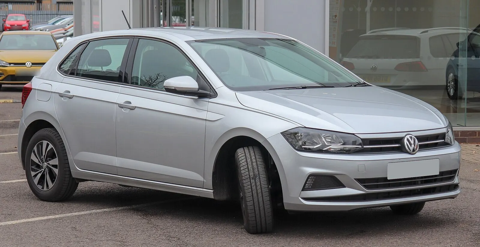 Volkswagen Polo šeste generacije (AW, 2018.) u srebrnoj boji, pogled sprijeda sa strane