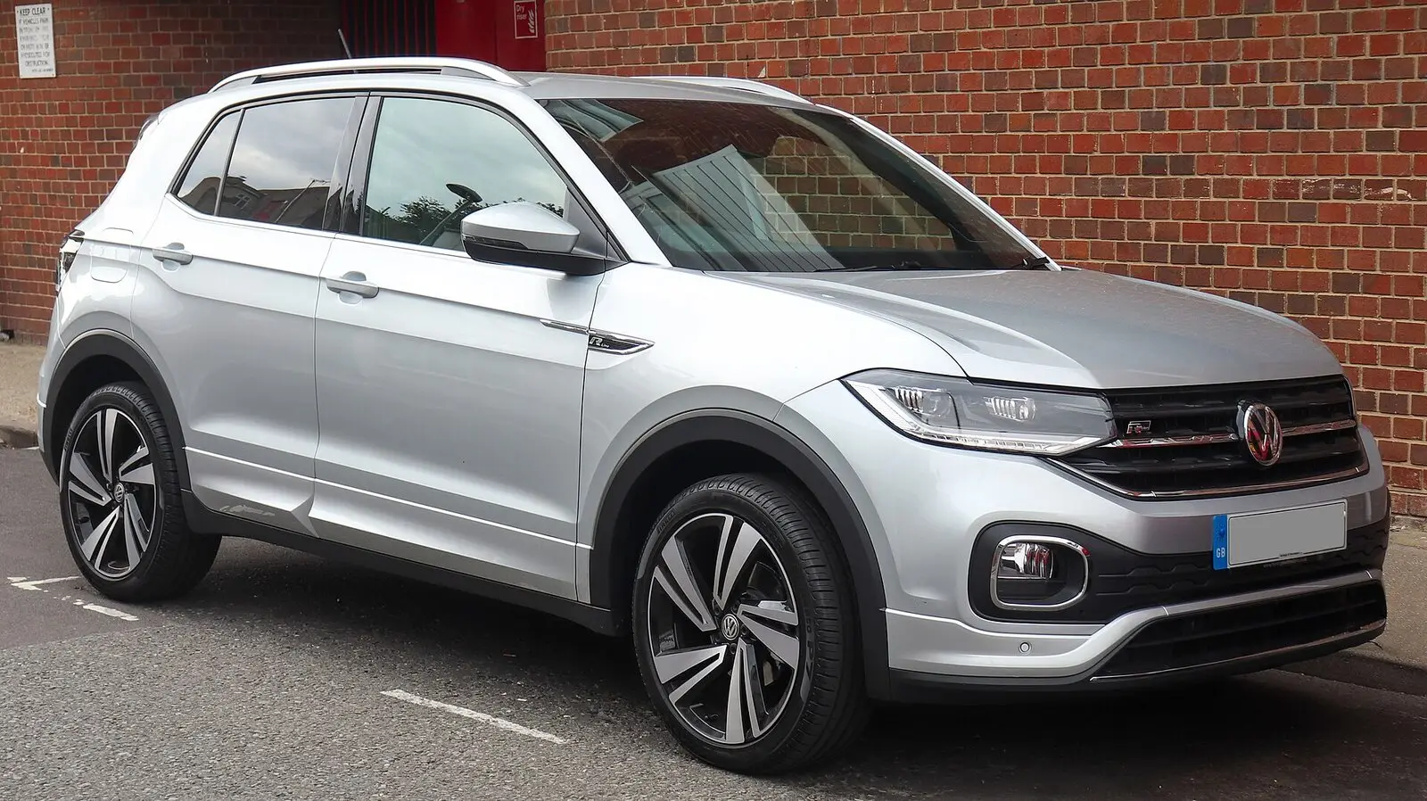 Volkswagen T-Cross R-Line 1.0 TSI (2019.) u srebrnoj boji, pogled sprijeda sa strane