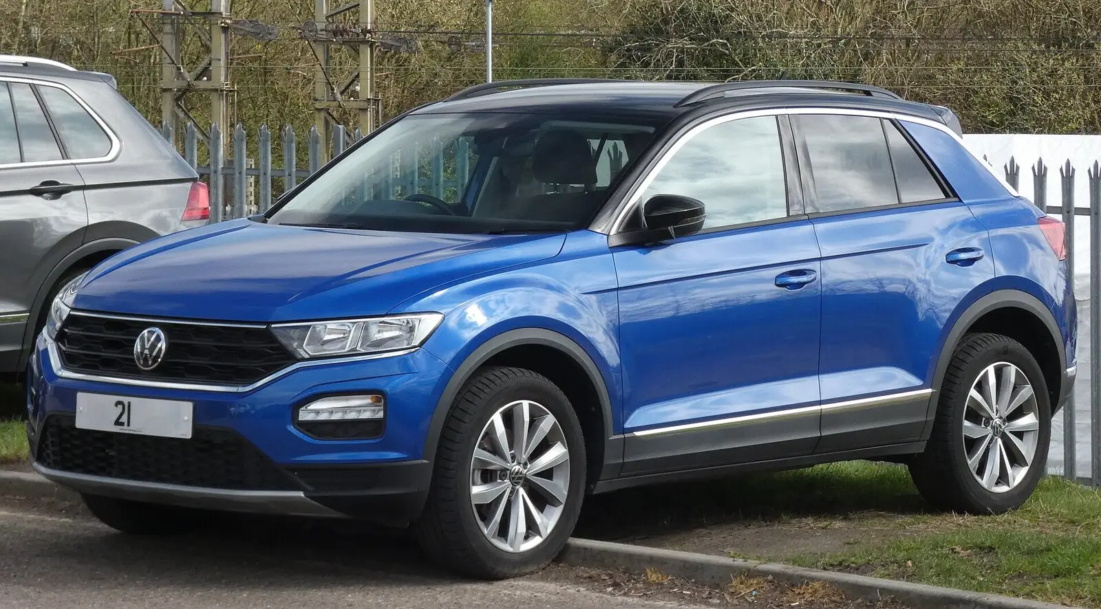 Volkswagen T-Roc 1.0 TSI (2021.) u plavoj boji s crnim krovom, pogled sprijeda sa strane