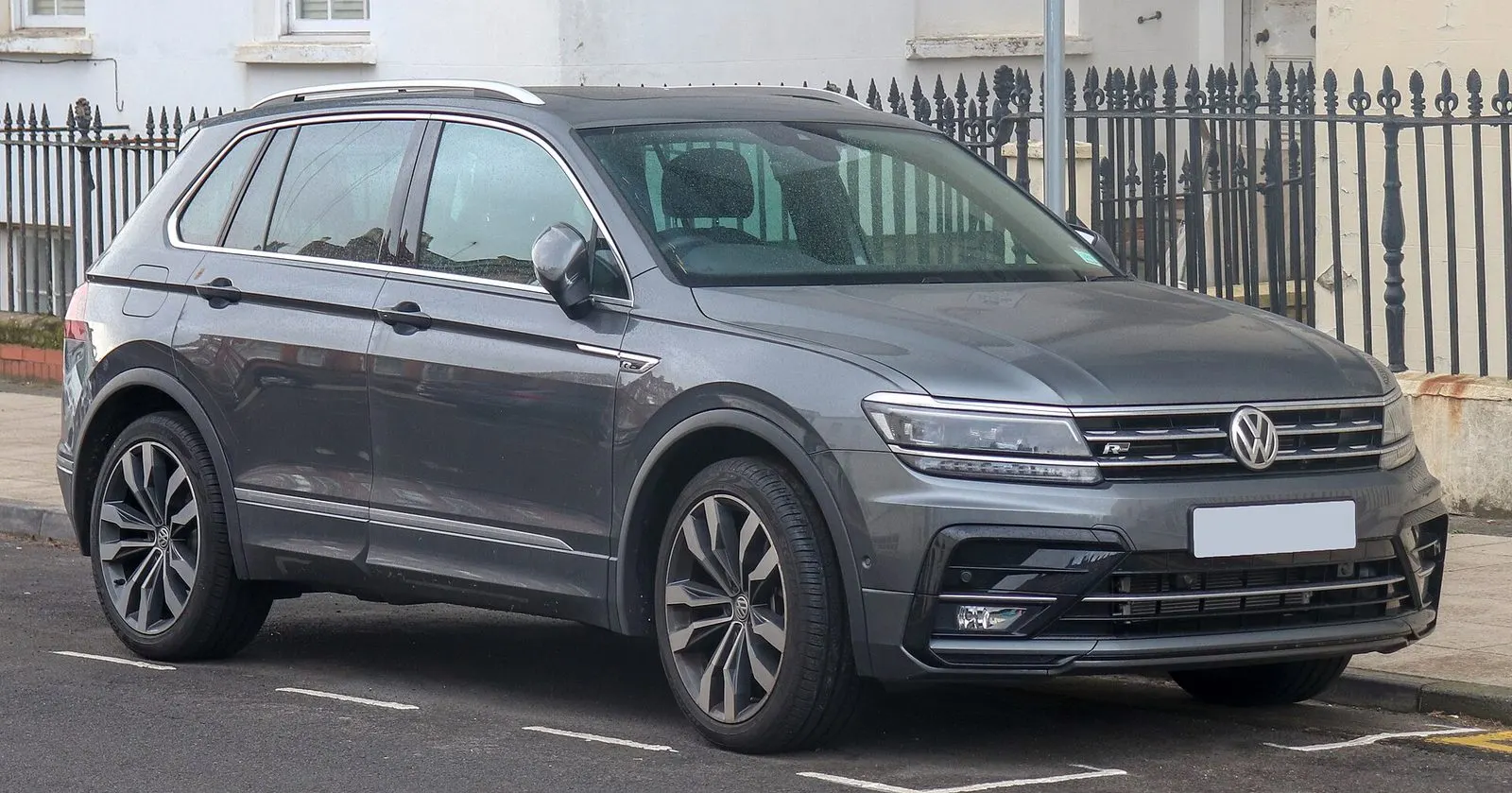 Volkswagen Tiguan druge generacije (R-Line) u tamnosivoj boji, pogled sprijeda sa strane