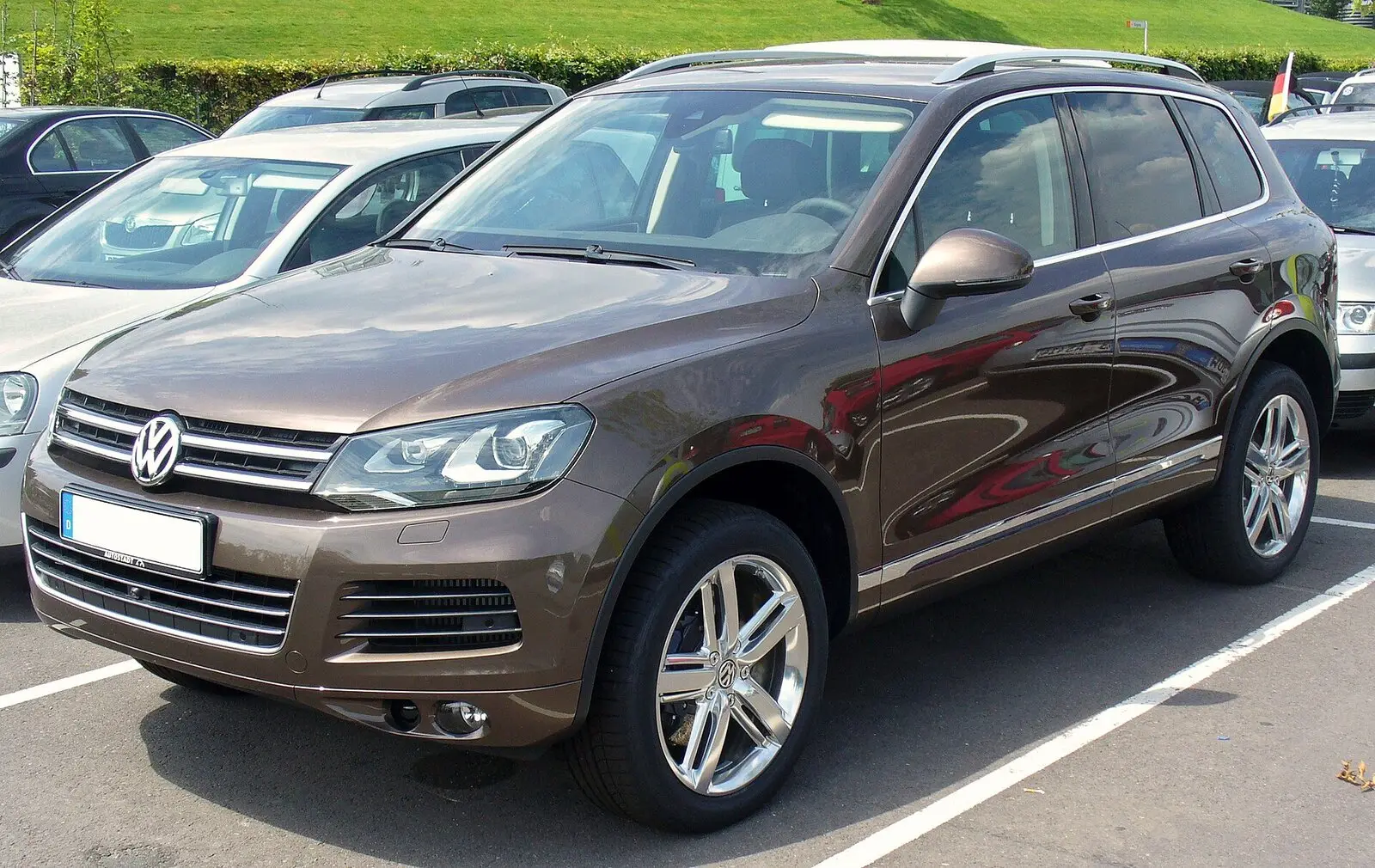 Volkswagen Touareg II V6 TDI u smeđoj boji, pogled sprijeda sa strane