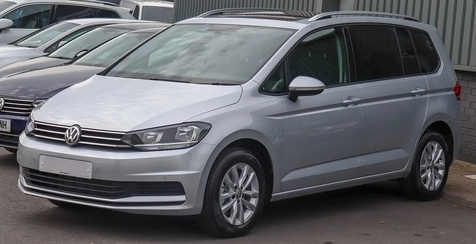 Volkswagen Touran 2 (5T, 2018.) u srebrnoj boji, pogled sprijeda sa strane