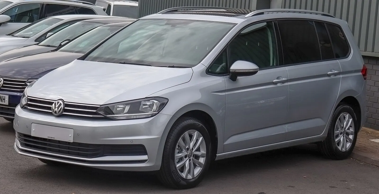 Volkswagen Touran 2 (5T, 2018.) u srebrnoj boji, pogled sprijeda sa strane