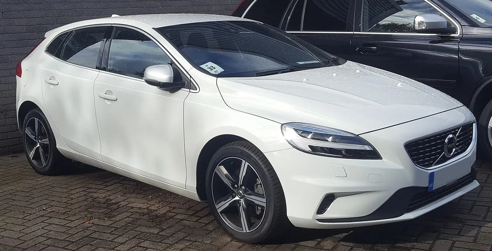 Volvo V40 (facelift) R-Design u bijeloj boji, pogled sprijeda sa strane