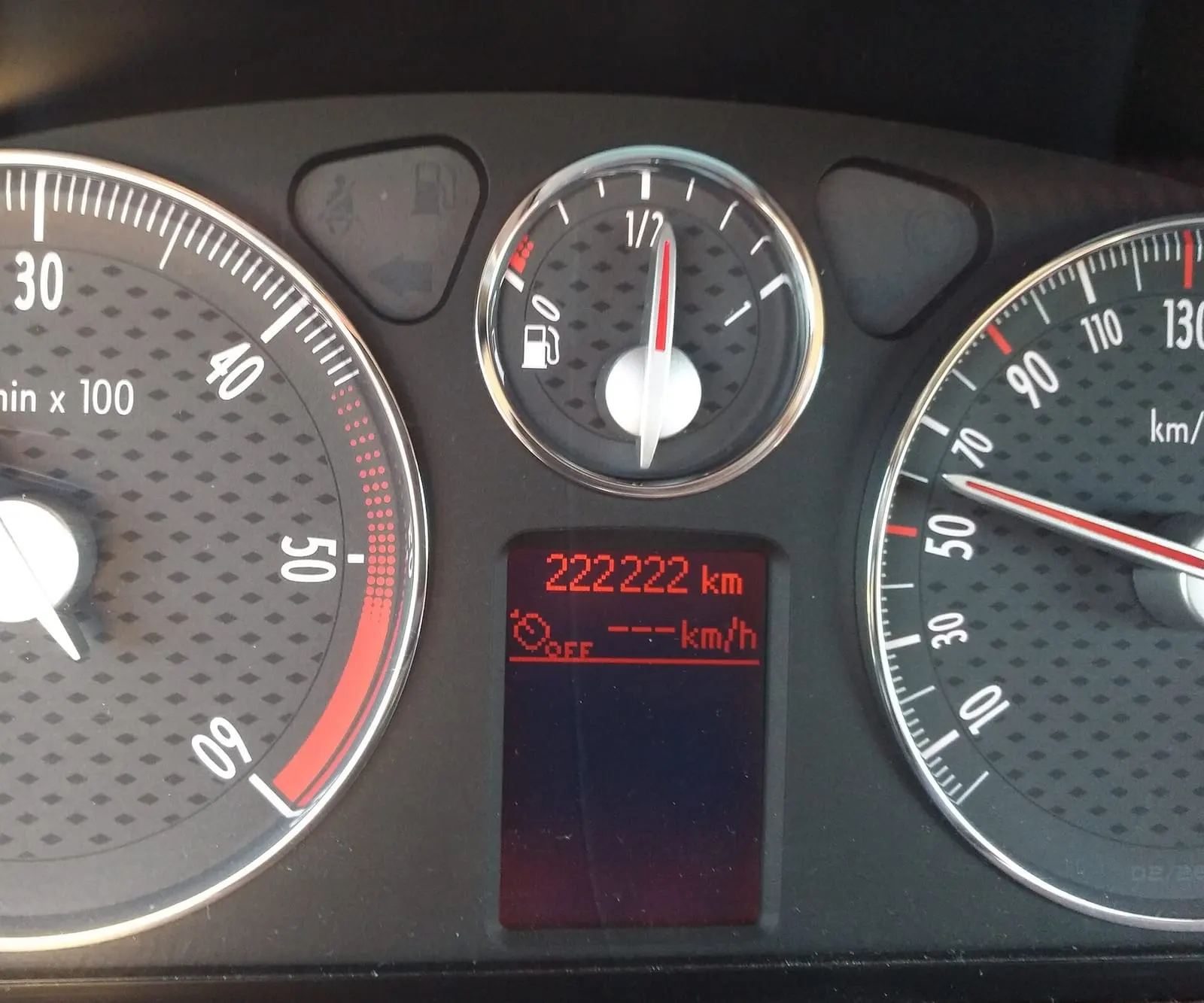 Instrument ploča automobila s brojačem kilometara na 222.222 km